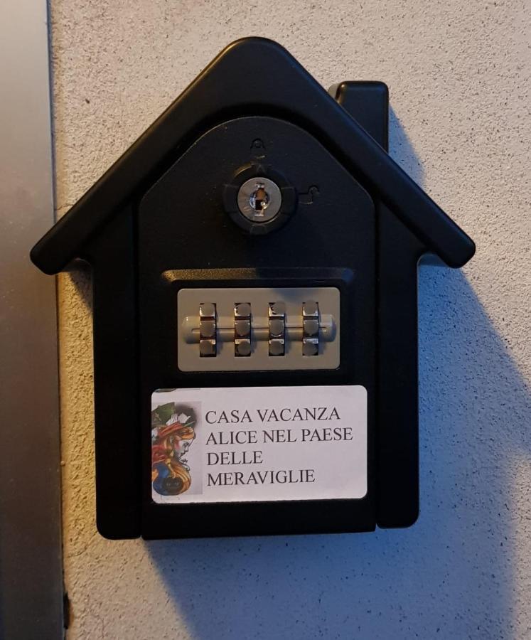 Alice Nel Paese Delle Meraviglie Sulbiate Kültér fotó